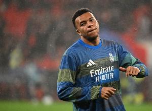 马卡：瓦伦西亚主场球迷齐声辱骂姆巴佩，还试图攻击一名皇马球迷