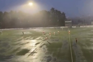 葡萄牙一场U17比赛狂风大作仍继续比赛，球员站都站不稳