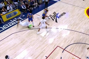 看着都疼！米切尔被斯特劳瑟撞倒 吹了后者掩护犯规