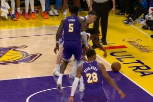 裁判就站在跟前！卡森·华莱士拼抢球压底线出界 没有吹罚